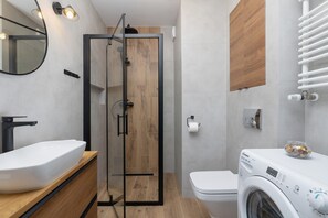 Ducha, artículos de tocador gratuitos, secador de pelo, toallas