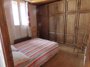 2 bedrooms, desk, iron/ironing board, travel crib