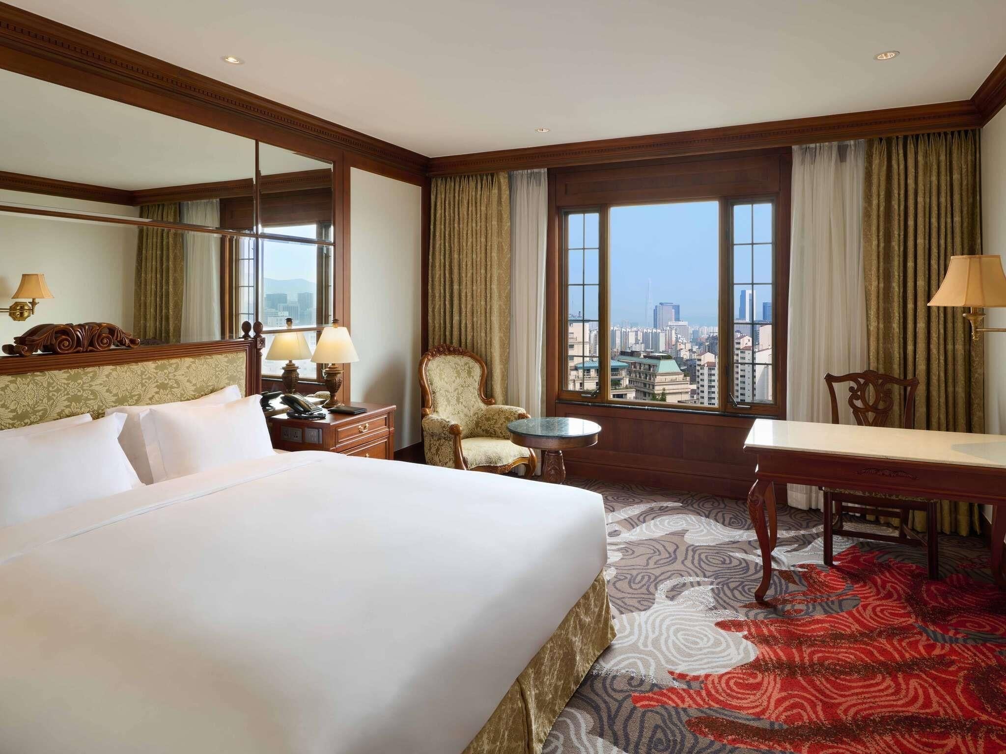 Premium bedding, in-room safe, desk, laptop workspace