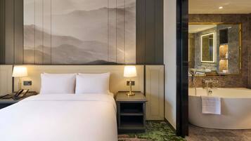 Residence Deluxe - 1 bedroom with 1 queen size bed | Premium bedding, in-room safe, desk, laptop workspace