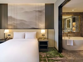 Residence Deluxe - 1 bedroom with 1 queen size bed | Premium bedding, in-room safe, desk, laptop workspace