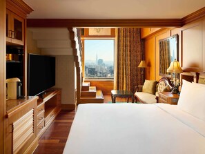Deluxe Suite, Duplex - 1 super king size bed | เครื่องนอนระดับพรีเมียม, ตู้นิรภัยในห้องพัก, โต๊ะทำงาน