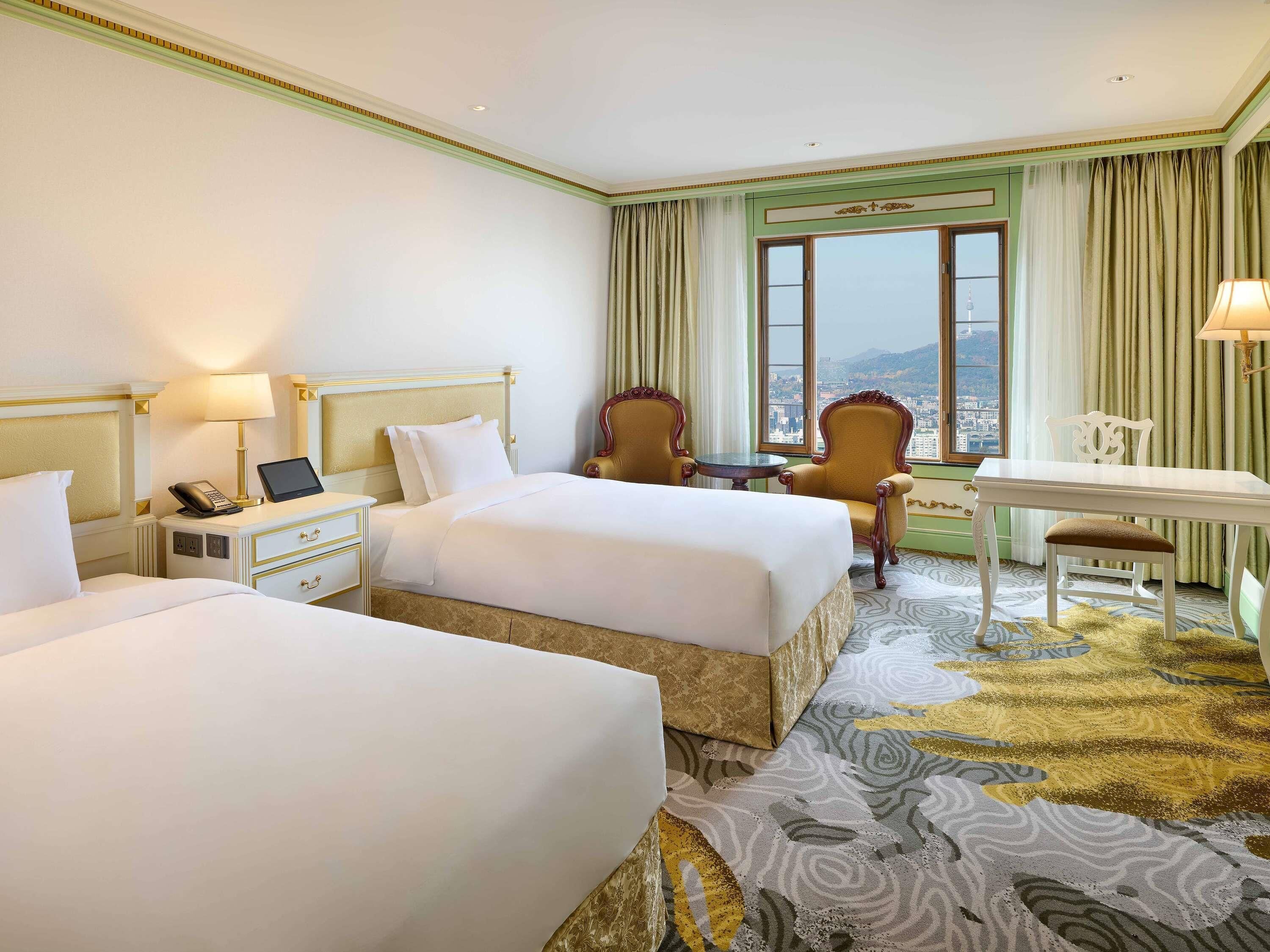 أغطية فراش متميزة وخزنة داخل الغرفة ومكتب ومساحة عمل للكمبيوتر المحمول