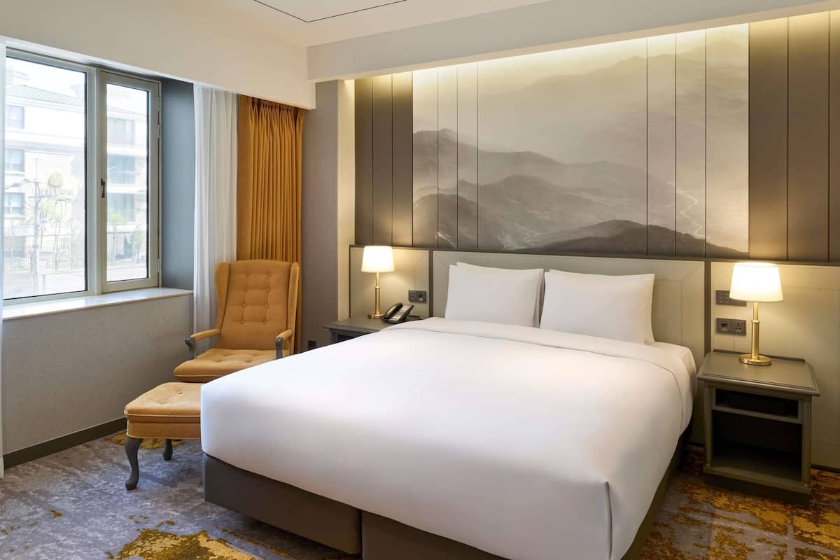 Residence Studio, 1 King Bed | Premium bedding, in-room safe, desk, laptop workspace