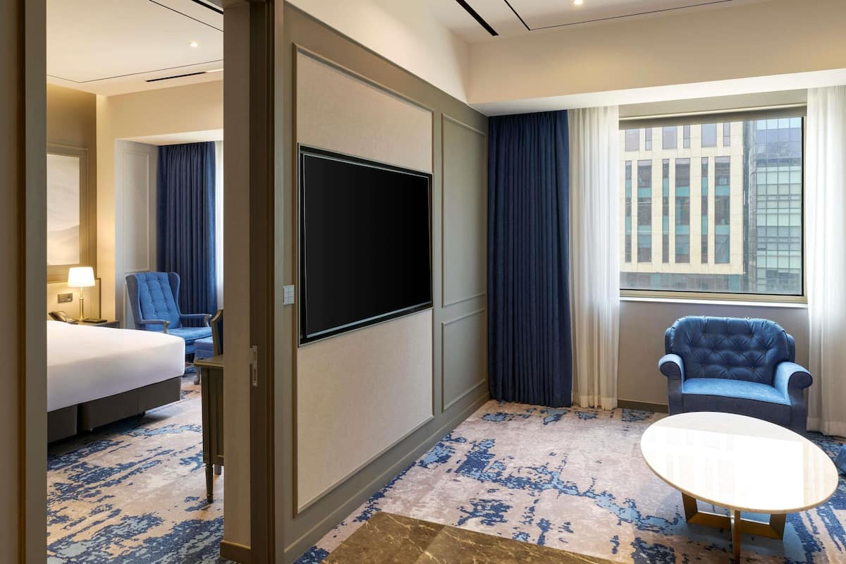 Residence 1 Bedroom Premier | Premium bedding, in-room safe, desk, laptop workspace