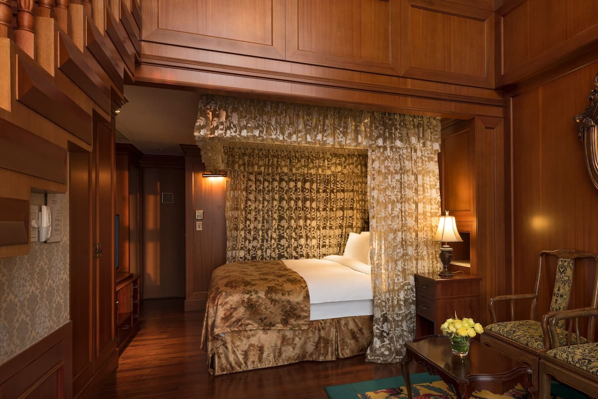 Premium bedding, in-room safe, desk, laptop workspace