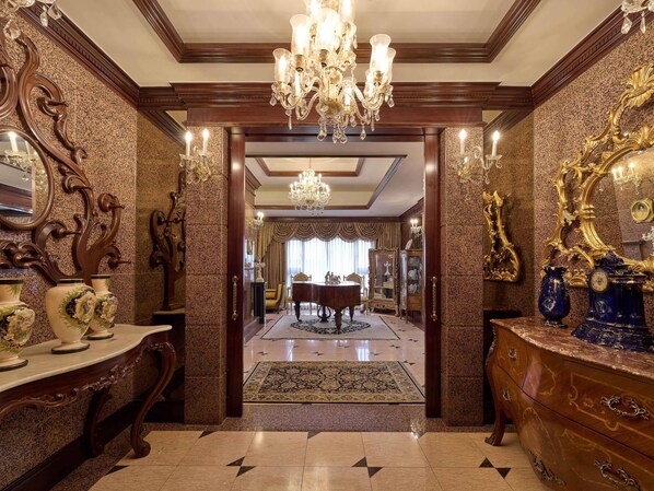 Luxe beddengoed, een kluis op de kamer, een bureau, een laptopwerkplek