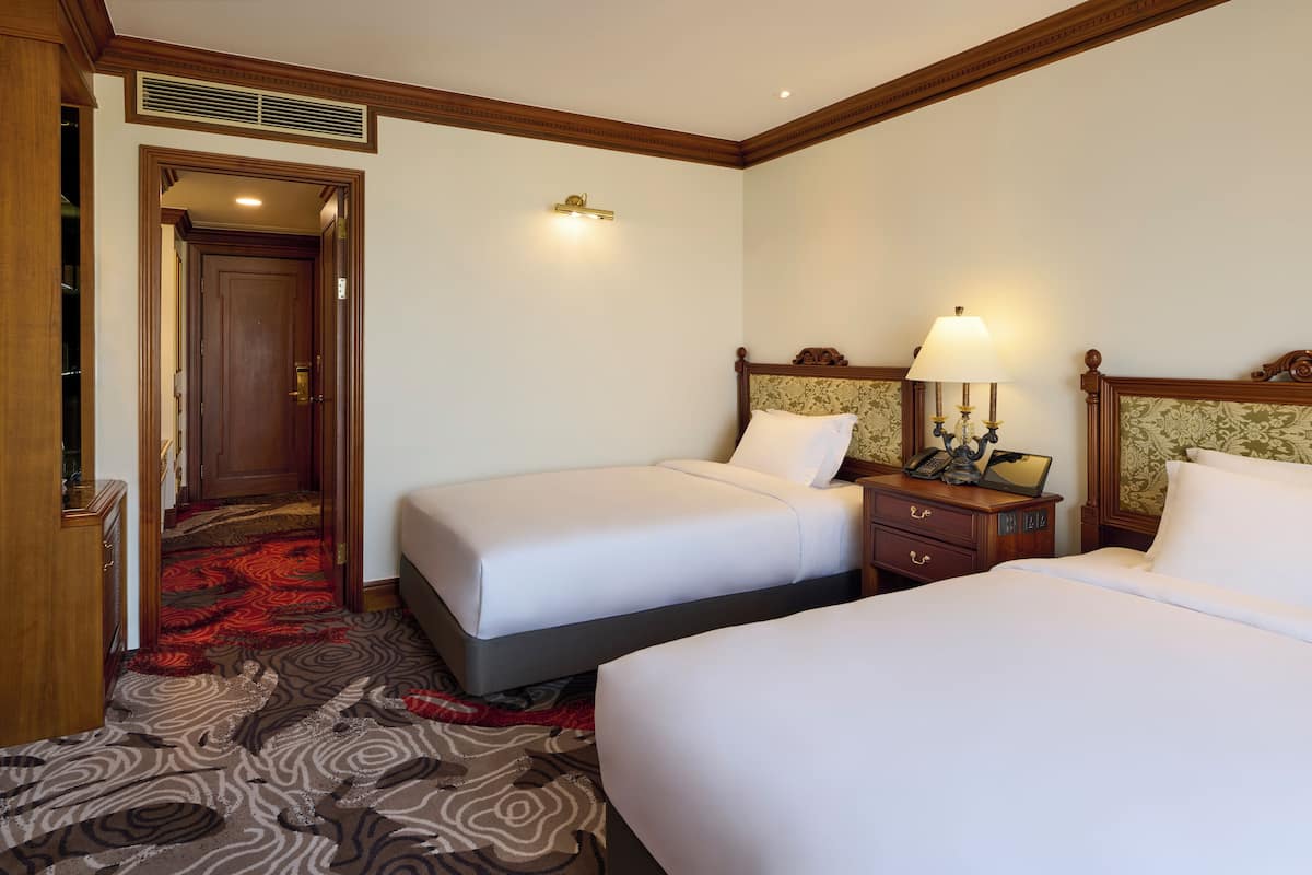 Premium bedding, in-room safe, desk, laptop workspace