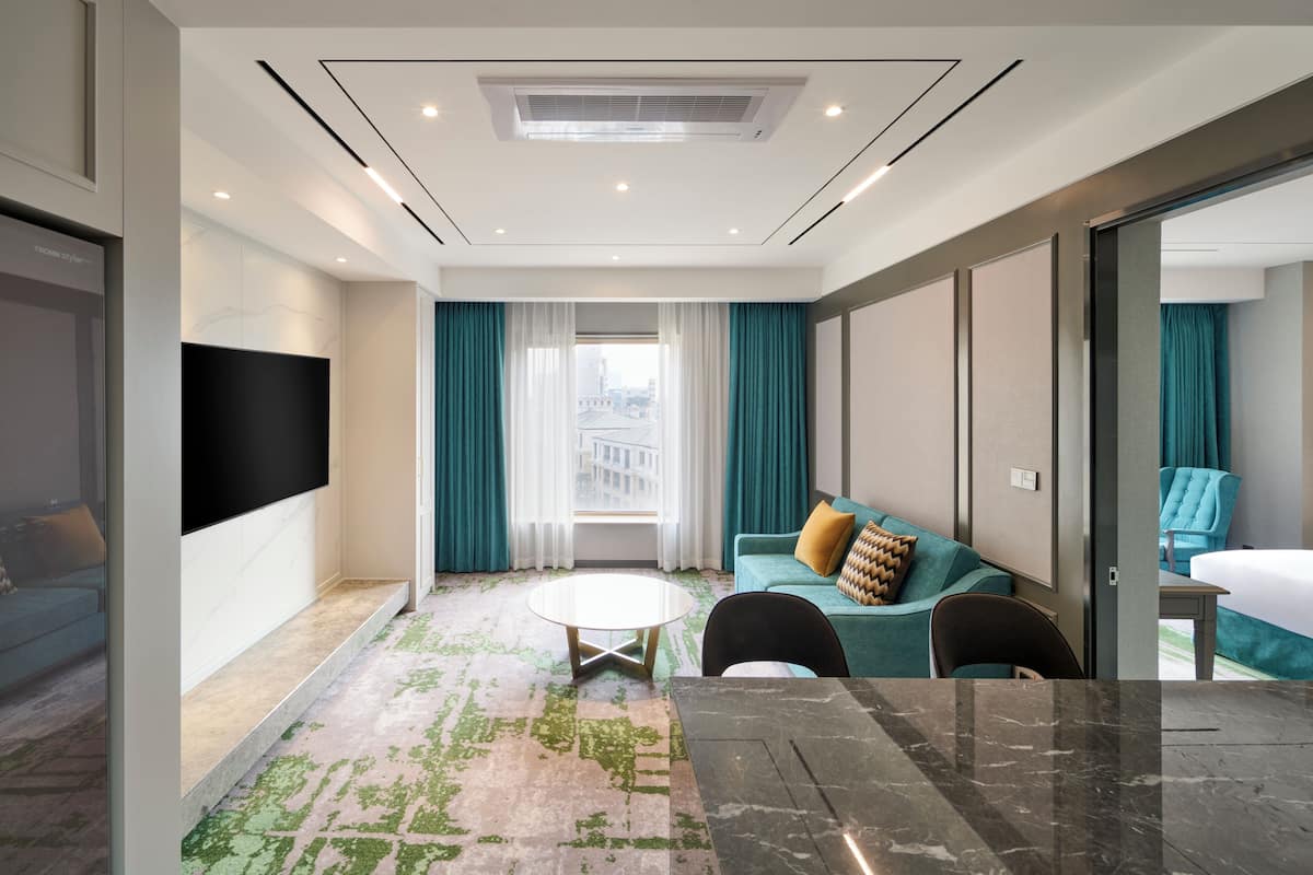 Premium bedding, in-room safe, desk, laptop workspace