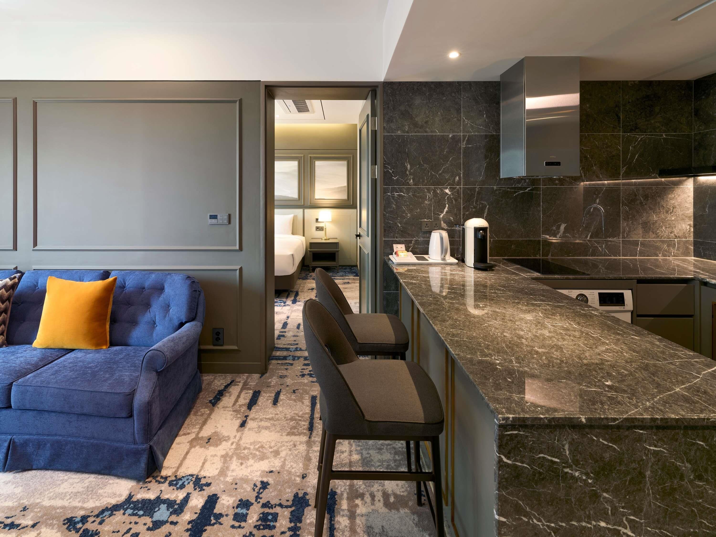 Residence Premier - 2 bedrooms with 1 king size bed and 2 super single size beds | Sengetøy av topp kvalitet, safe på rommet og skrivebord