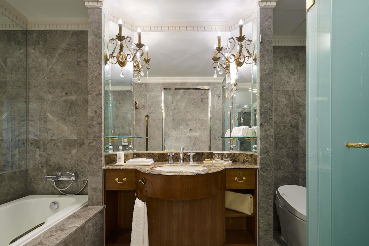 Premium bedding, in-room safe, desk, laptop workspace