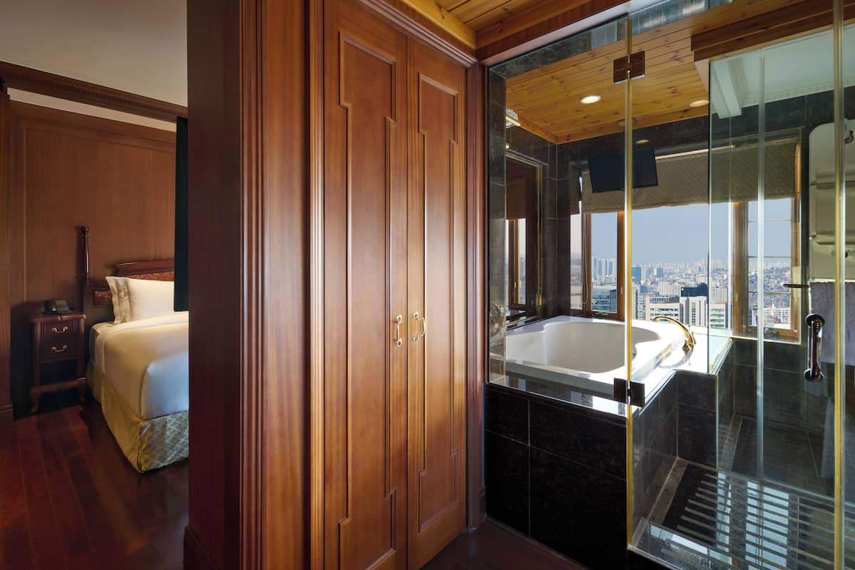 Phòng Suite | Bộ đồ giường cao cấp, két bảo mật tại phòng, bàn