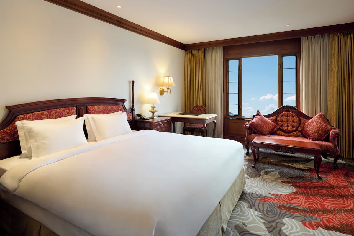 أغطية فراش متميزة وخزنة داخل الغرفة ومكتب ومساحة عمل للكمبيوتر المحمول