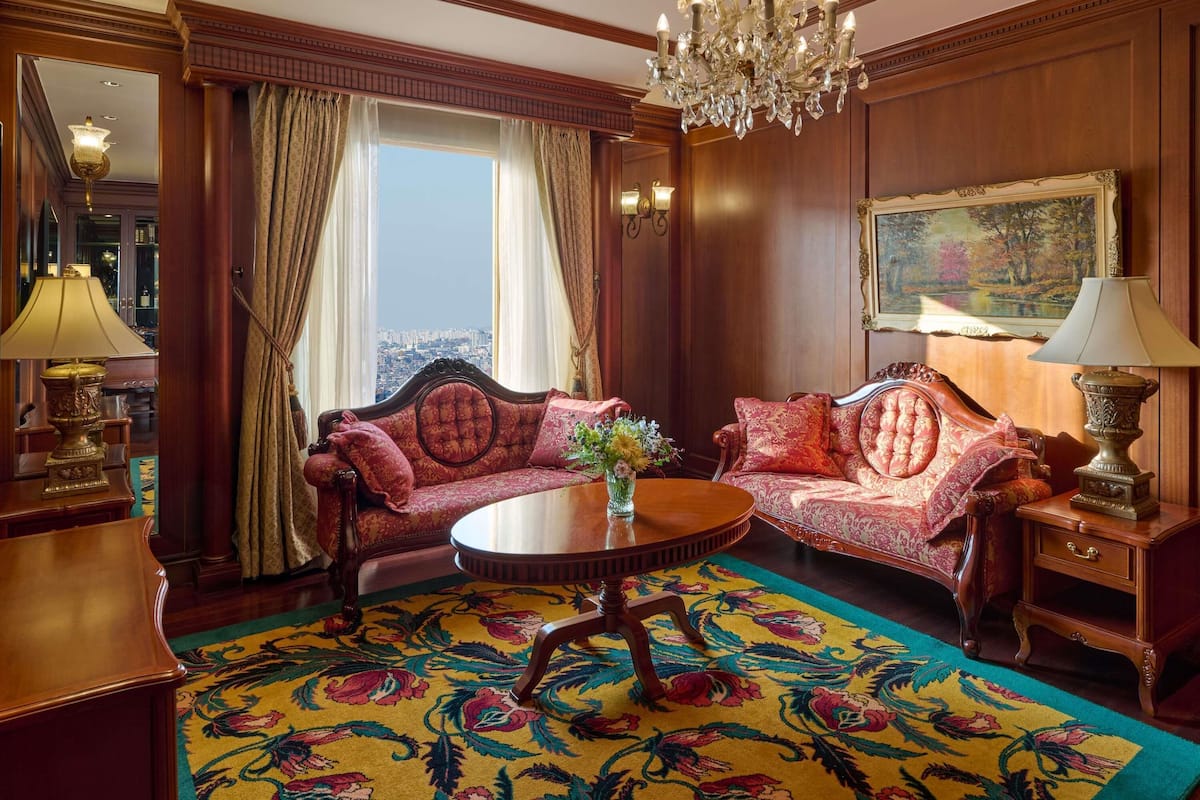 Ropa de cama de alta calidad y caja de seguridad en la habitación