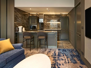 أغطية فراش متميزة وخزنة داخل الغرفة ومكتب ومساحة عمل للكمبيوتر المحمول