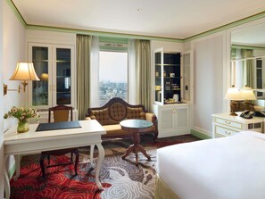 Deluxe - 1 king size bed | เครื่องนอนระดับพรีเมียม, ตู้นิรภัยในห้องพัก, โต๊ะทำงาน