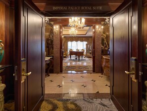 Premium bedding, in-room safe, desk, laptop workspace