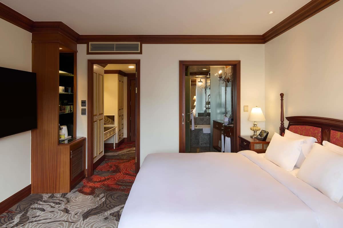 Executive Room, 1 King Bed | Premium bedding, in-room safe, desk, laptop workspace