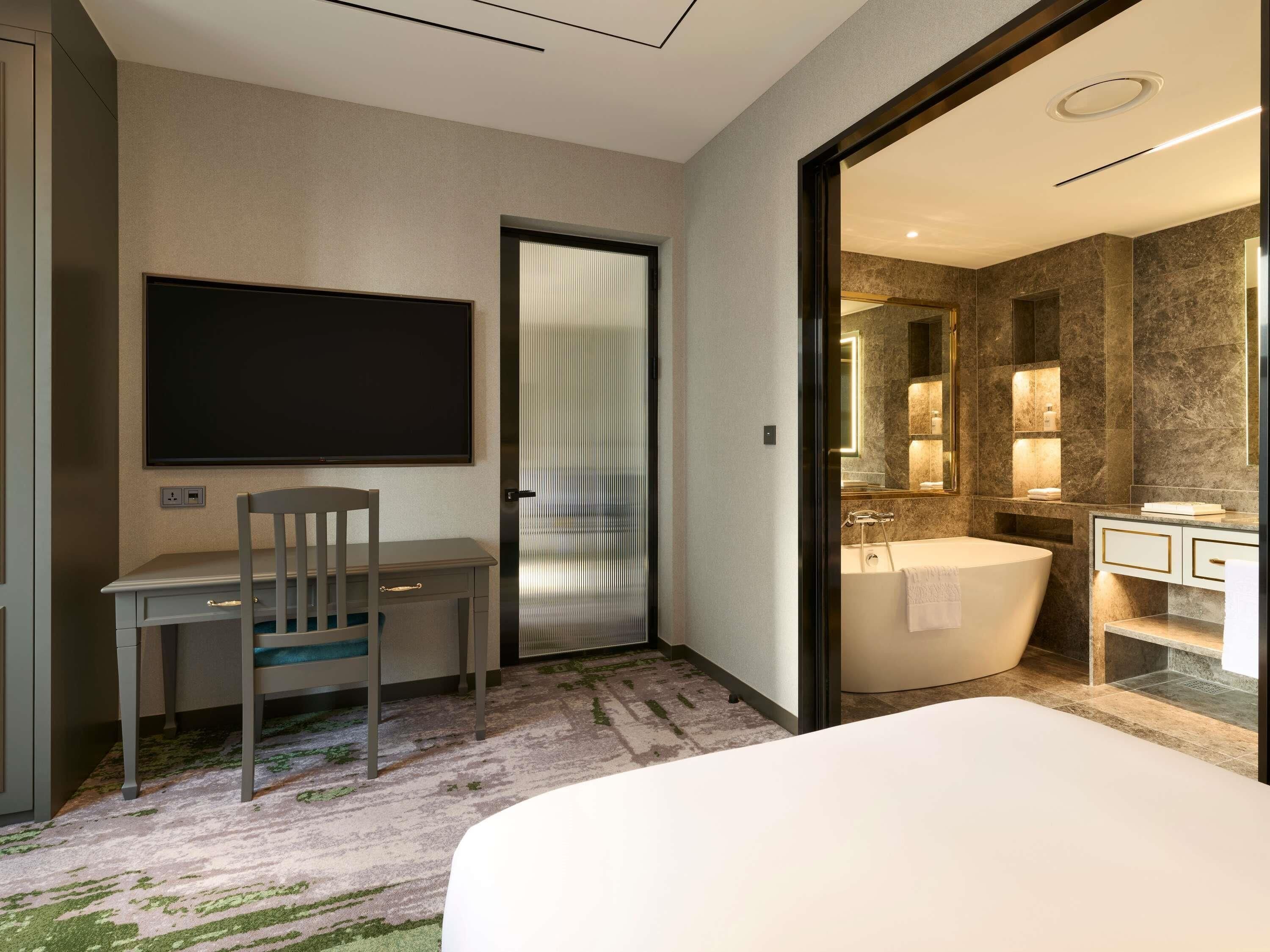 Residence Deluxe - 1 bedroom with 2 super single size beds | Premium bedding, in-room safe, desk, laptop workspace