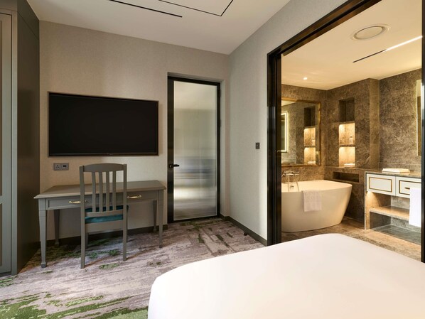 Residence Deluxe - 1 bedroom with 2 super single size beds | เครื่องนอนระดับพรีเมียม, ตู้นิรภัยในห้องพัก, โต๊ะทำงาน