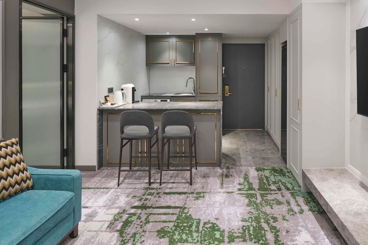 Residence Deluxe, Ideal for family - 1 bedroom with 1 queen size bed and 1 single bed | Literie de qualité, coffre-fort, bureau