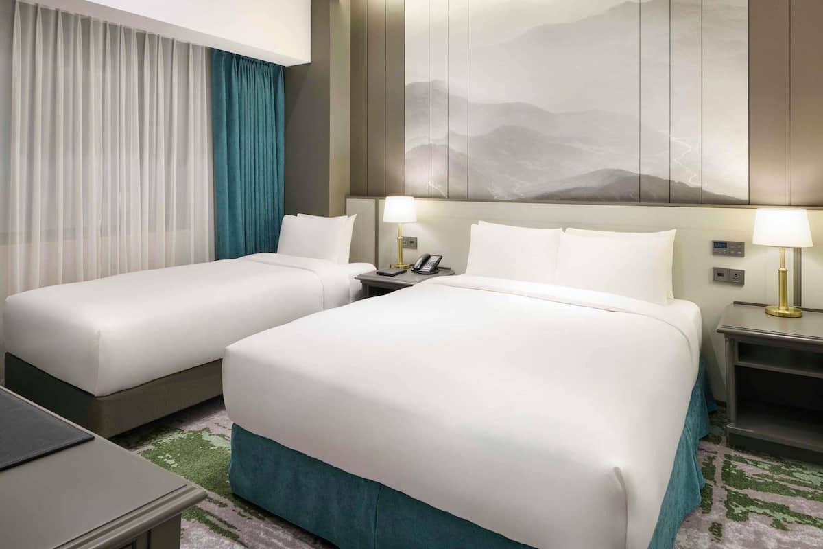 Residence Deluxe, Ideal for family - 1 bedroom with 1 queen size bed and 1 single bed | Literie de qualité supérieure, coffres-forts dans les chambres, bureau