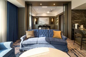 Residence Premier - 1 bedroom with 1 king size bed | Coin séjour | TV connectée de 55 pouces avec chaînes par satellite