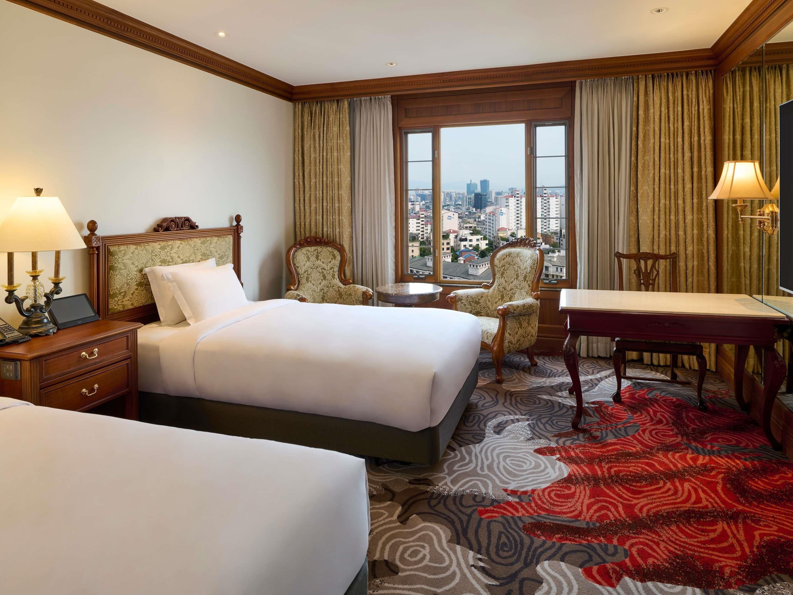 أغطية فراش متميزة وخزنة داخل الغرفة ومكتب ومساحة عمل للكمبيوتر المحمول