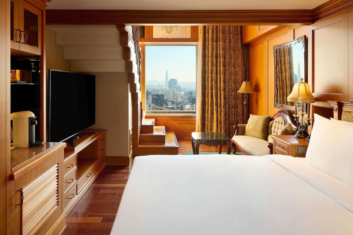 Deluxe Suite, Duplex - 1 super king size bed | 高档床上用品、客房内保险箱、办公桌、笔记本电脑工作区