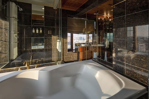Deluxe Suite, Corner - 1 super king size bed | Bathroom