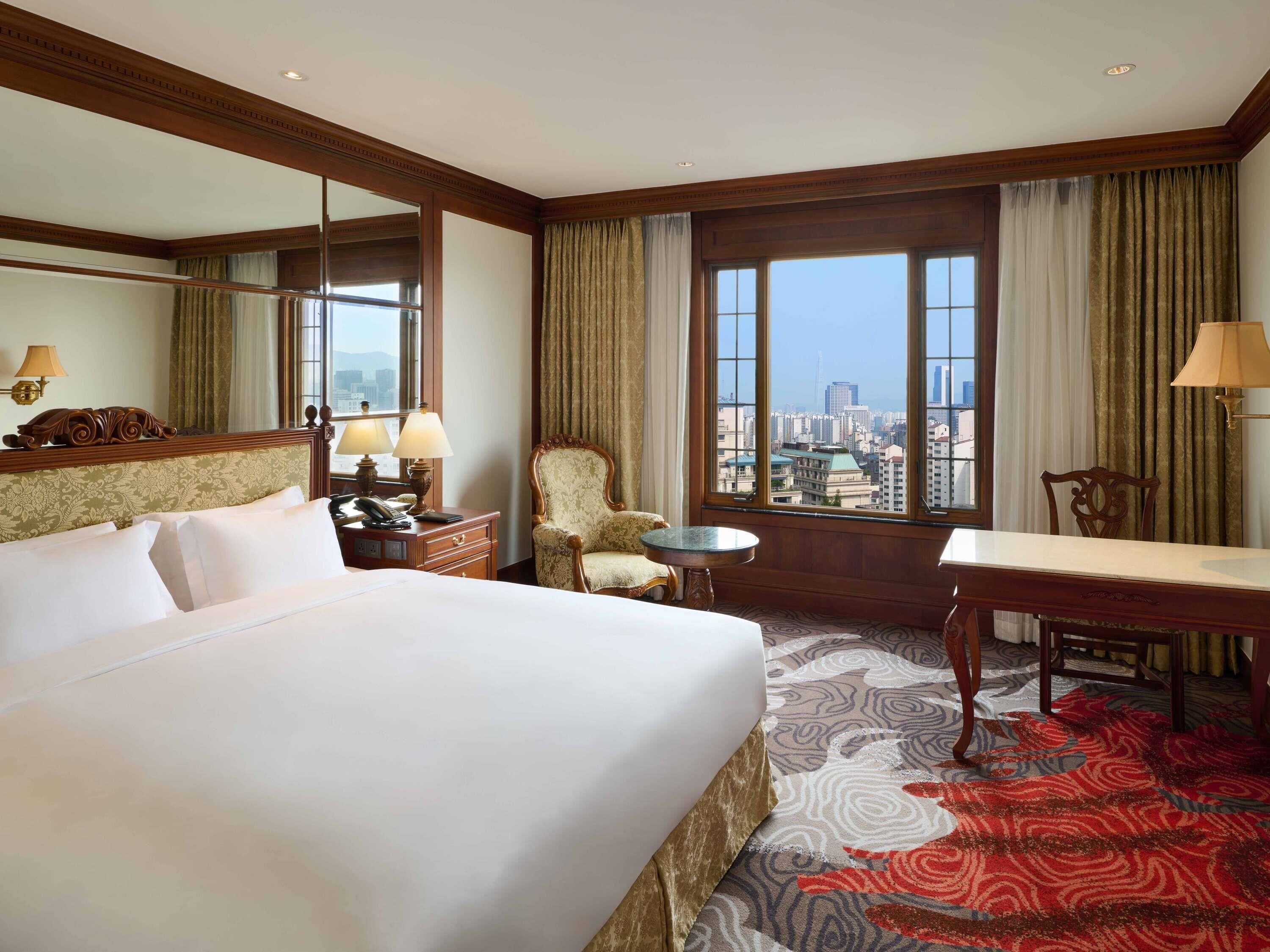 أغطية فراش متميزة وخزنة داخل الغرفة ومكتب ومساحة عمل للكمبيوتر المحمول