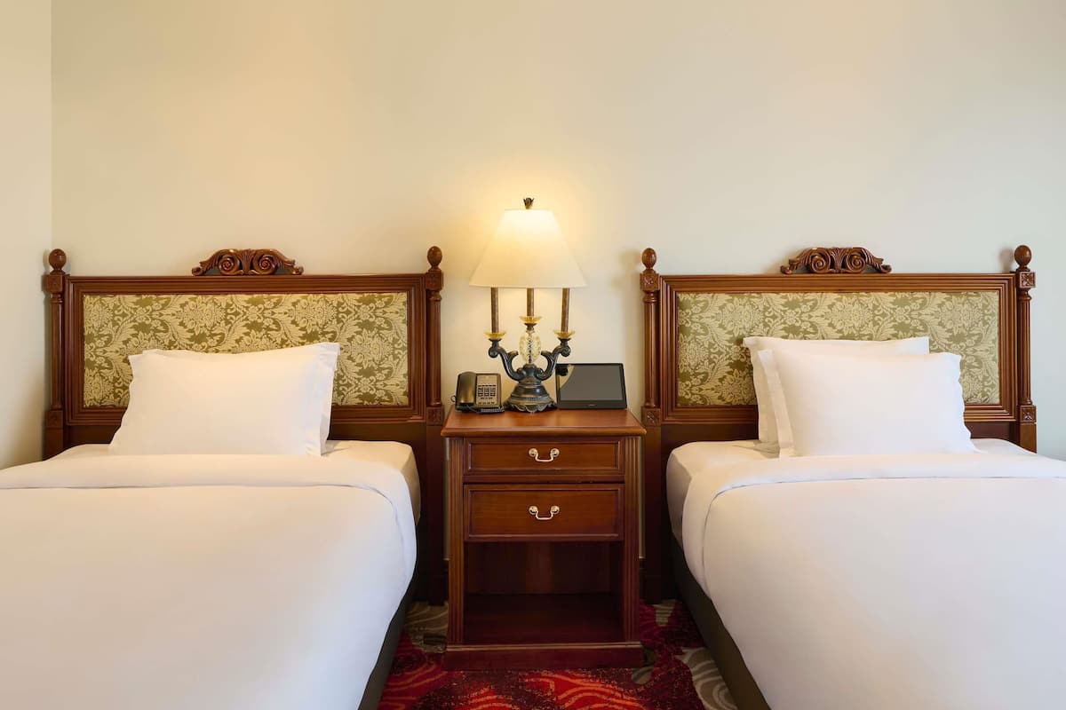 Luxe beddengoed, een kluis op de kamer, een bureau, een laptopwerkplek