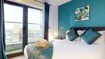 4 bedrooms, iron/ironing board, WiFi, bed sheets