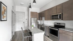 Jääkaappi, ruokailupöytä