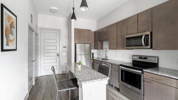 Frigorifero, tavolo da pranzo