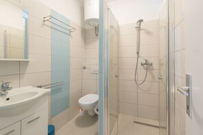 Kaupunkistudio, tupakointi kielletty | Kylpyhuone | Hiustenkuivaaja, pyyhkeet, vessapaperi