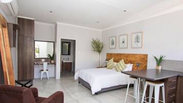 Luxury Double Room | In-room safe, laptop workspace, soundproofing, iron/ironing board