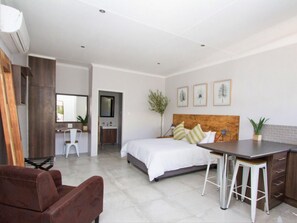 Habitación doble de lujo | Caja de seguridad en la habitación y espacio para trabajar con laptop 