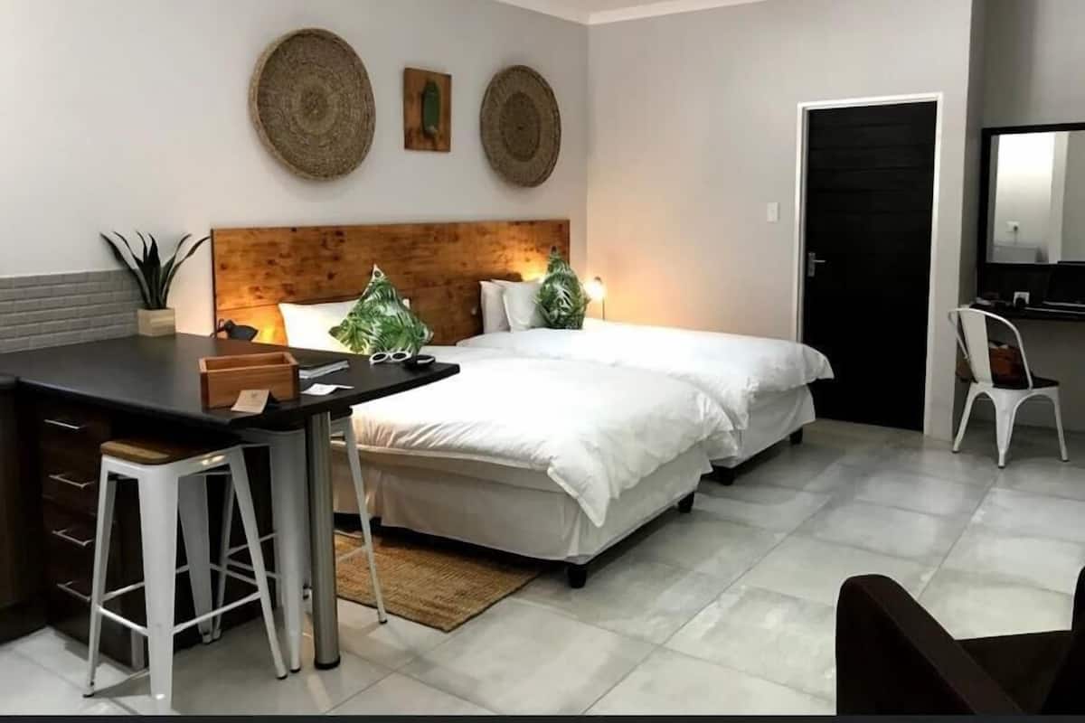 Luxury-Zweibettzimmer | Zimmersafe, laptopgeeigneter Arbeitsplatz, schallisolierte Zimmer