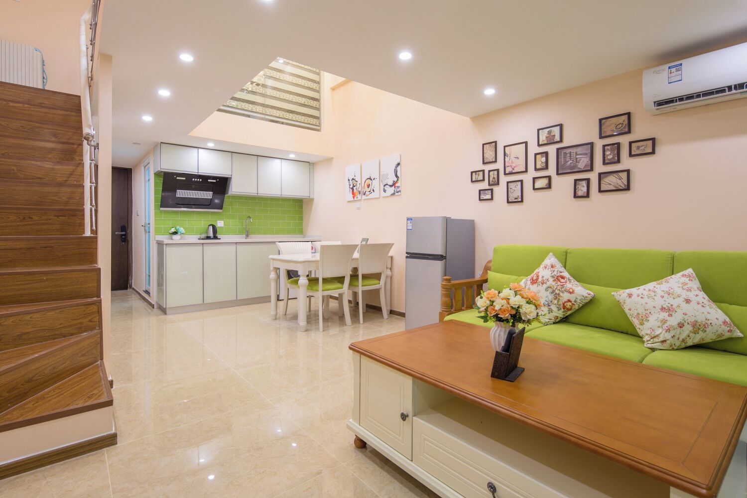 Eine moderne Wohnung mit Küche, Essbereich und Wohnzimmer.