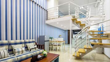 Comfort-Loft, 1 Schlafzimmer, Stadtblick | Wohnbereich