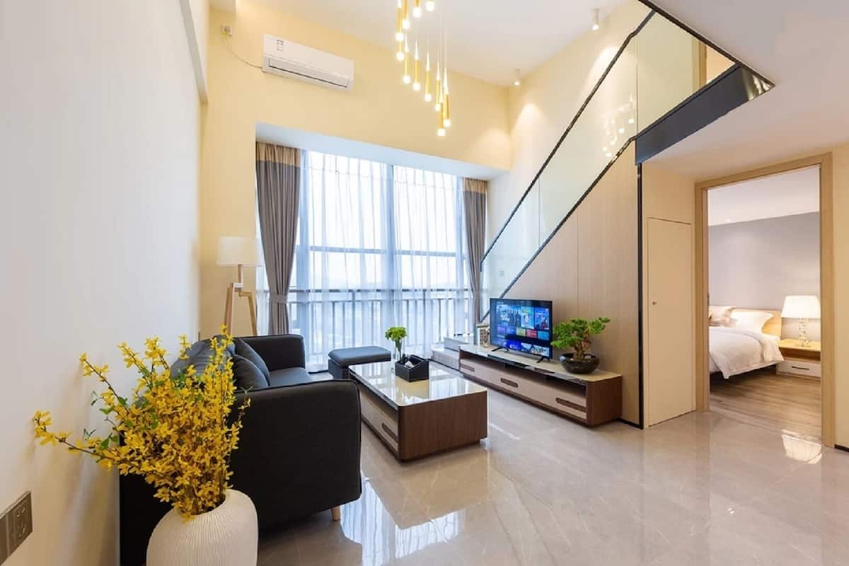 Luxury Loft, 3 Bedrooms, City View | Living area | 50-inch LCD TV with cable channels, books