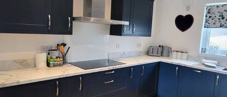 ثلاجة، ميكروويف، فرن، موقد طهي مسطح