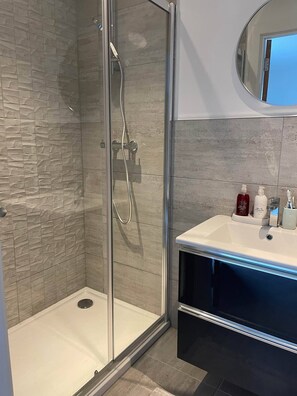 Shower, towels