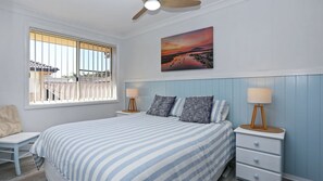 3 bedrooms, iron/ironing board, travel cot, WiFi - Bennett's Beach House (Hawks Nest)