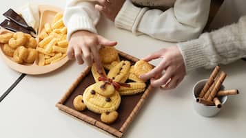 Una bandeja de galletas y bizcochos sobre una mesa.