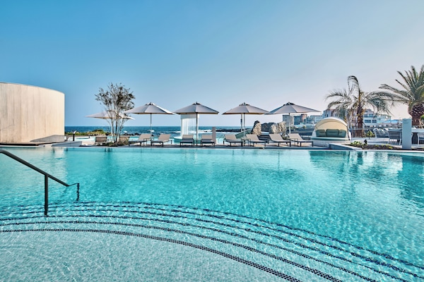 2 piscines extérieures