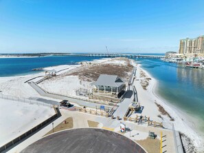 بالقرب من الشاطئ