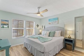 3 bedrooms, iron/ironing board, WiFi, bed sheets - Hot Tub and Boat Dock on the Harbor! Deeded Beach! (Destin)