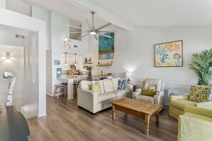 TV - Hot Tub and Boat Dock on the Harbor! Deeded Beach! (Destin)